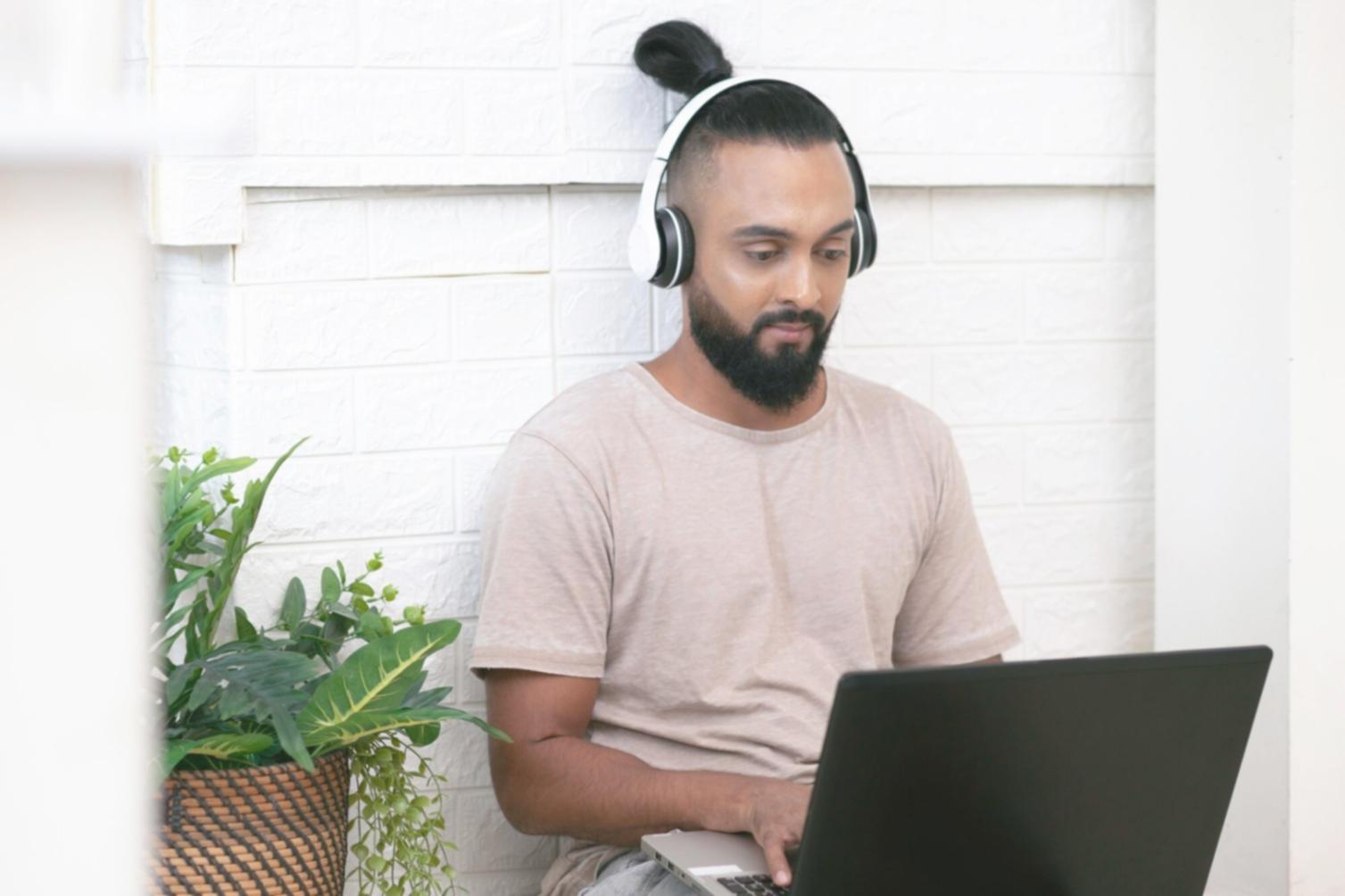 Team bei der Beratung mit Kunden in modernem Büro